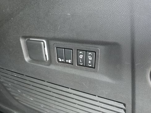 Used 2023 GMC Yukon XL Denali AWD/4WD image 9