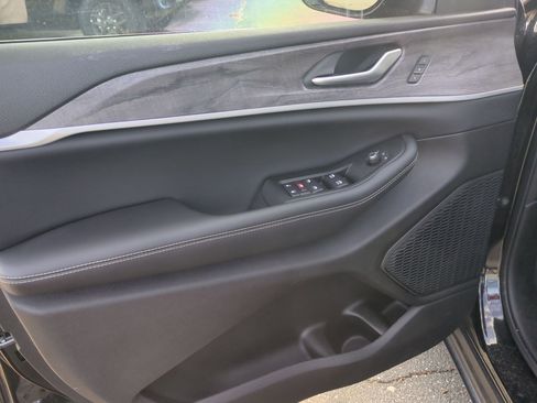 Used 2023 Jeep Grand Cherokee L Limited w/ Black Appearance Package image 18