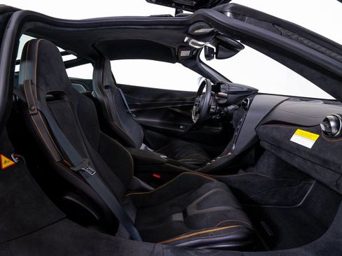 Used 2025 McLaren 750S image 18
