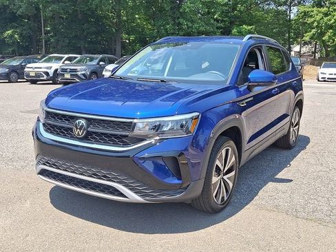 Certified 2024 Volkswagen Taos SE image 4