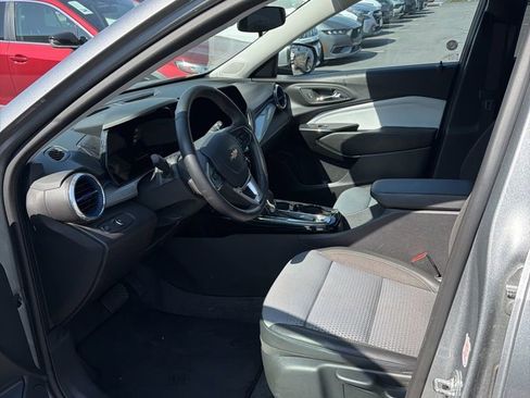 Used 2025 Chevrolet Trax LT w/ LT Convenience Package image 11