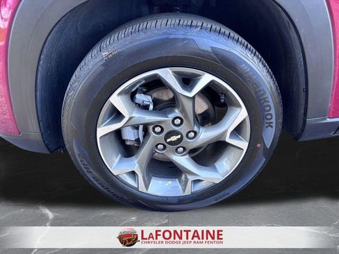 Used 2025 Chevrolet Trax LT w/ LT Convenience Package FWD image 32
