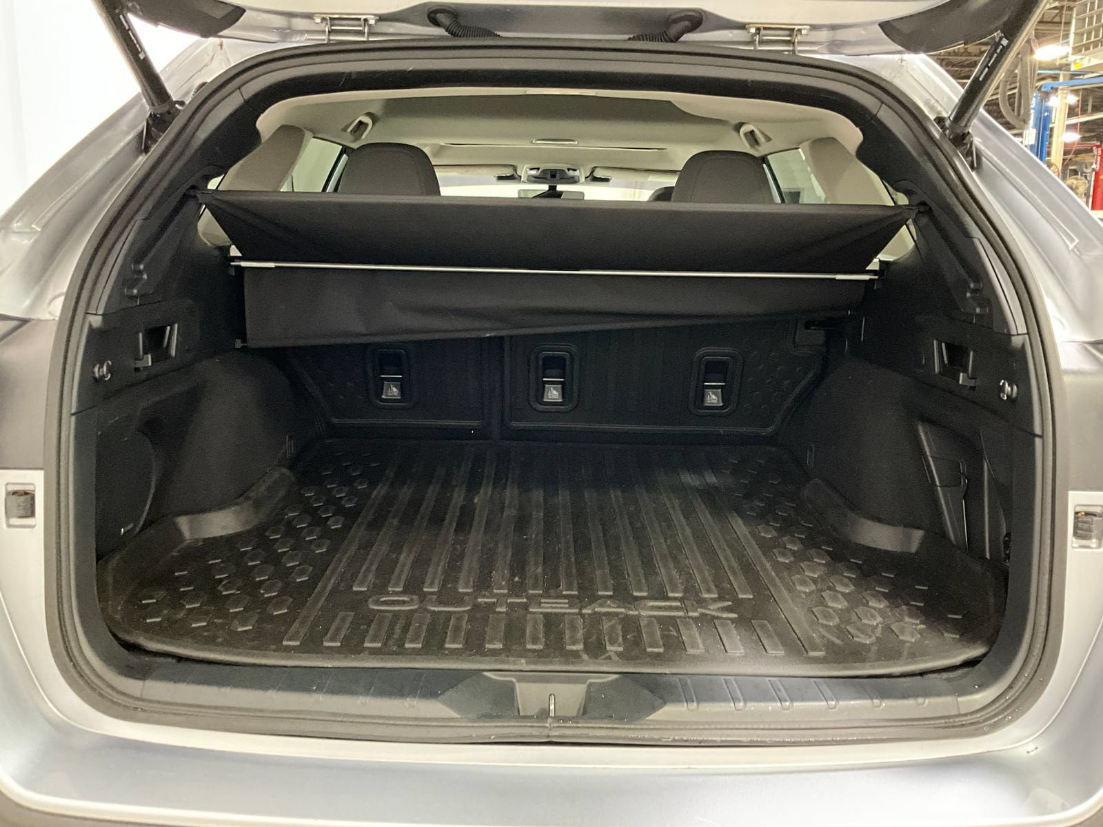 Used 2025 Subaru Outback Limited AWD/4WD image 25