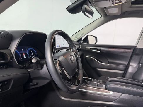Used 2023 Toyota Highlander Limited FWD image 20