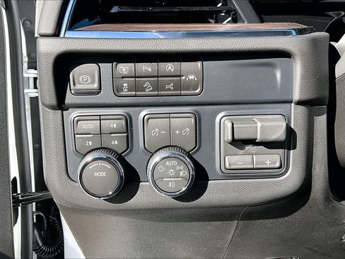 New 2026 Chevrolet Suburban LT w/ Comfort Package image 17