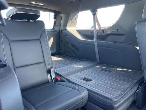 Used 2023 GMC Yukon XL SLT w/ SLT Premium Package AWD/4WD image 4