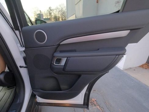 Used 2025 Land Rover Discovery Dynamic SE AWD/4WD image 16