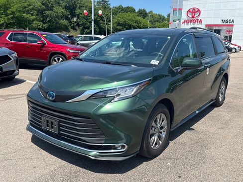 Used 2023 Toyota Sienna XLE w/ XLE Plus Package AWD/4WD image 3