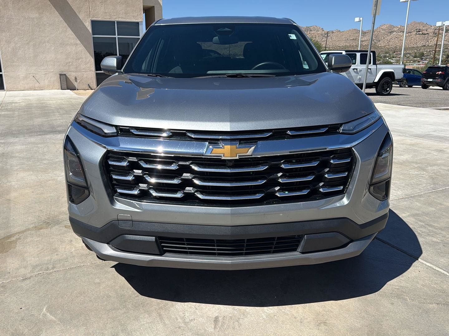 Used 2025 Chevrolet Equinox LT FWD image 2