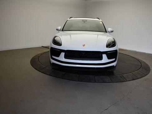 Certified 2023 Porsche Macan AWD/4WD image 10