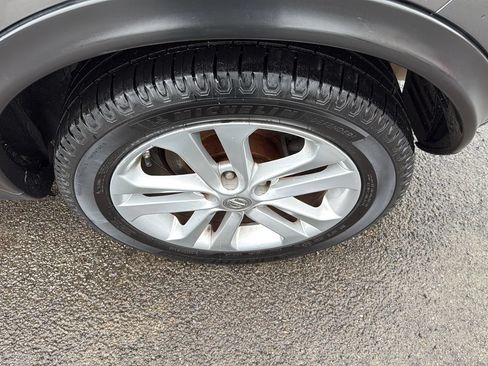 Used 2011 Nissan Juke SL FWD image 37