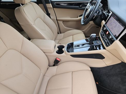 Certified 2026 Porsche Macan image 15