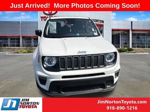 Used 2023 Jeep Renegade Latitude AWD/4WD image 2