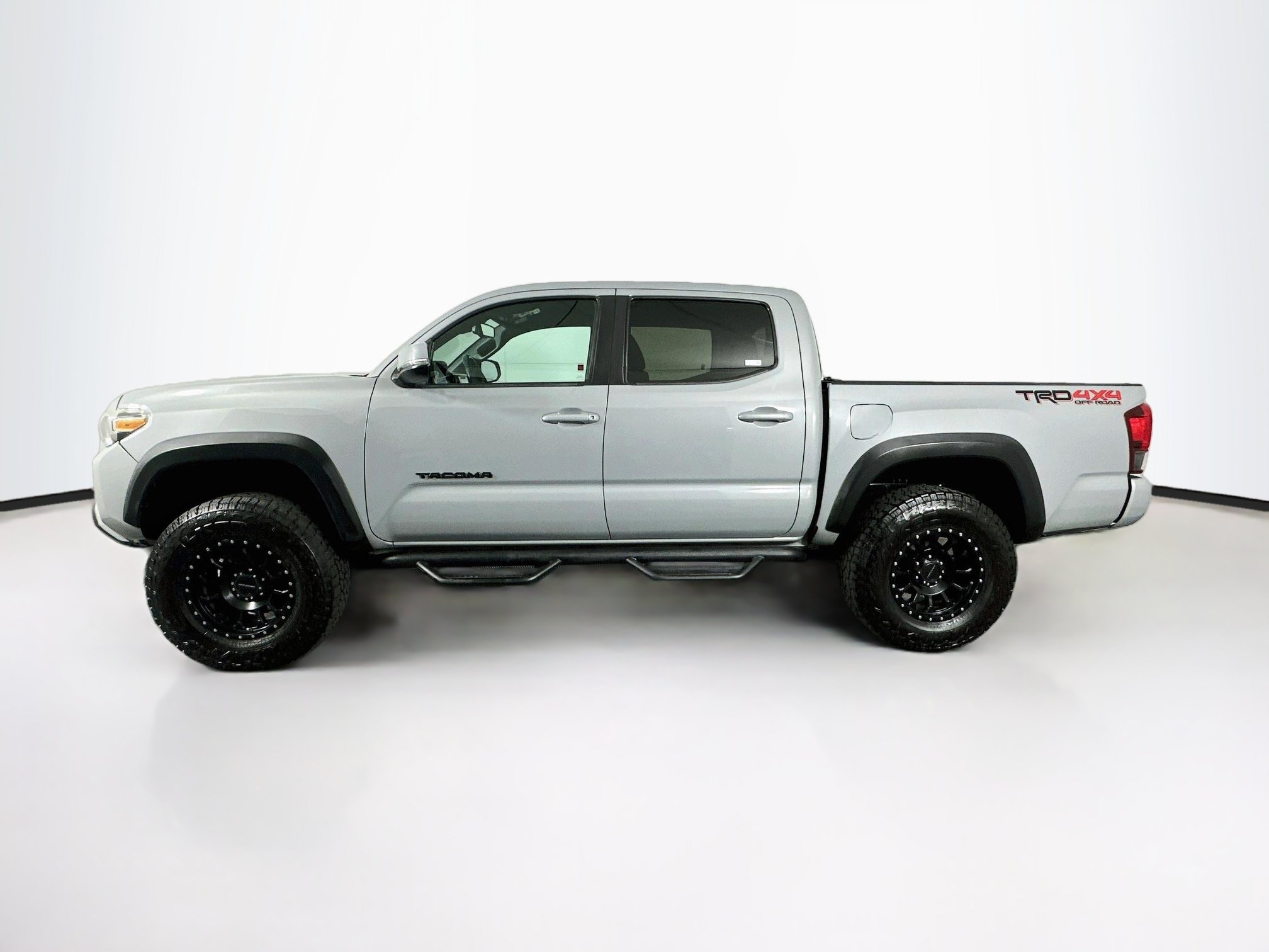 Used 2019 Toyota Tacoma TRD Off-Road w/ Technology Package AWD/4WD image 4