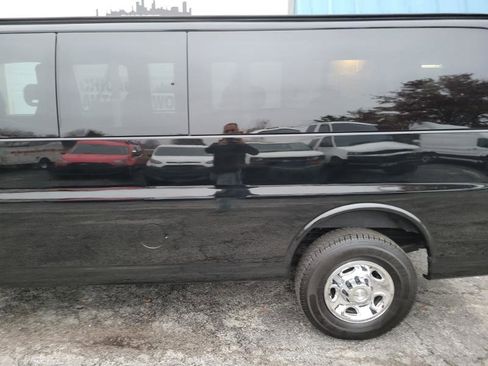 Used 2017 Chevrolet Express 3500 LT w/ LT Preferred Equipment Group image 7