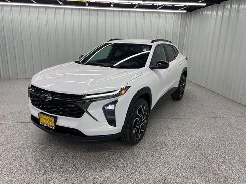 Used 2024 Chevrolet Trax RS w/ Driver Confidence Package image 3