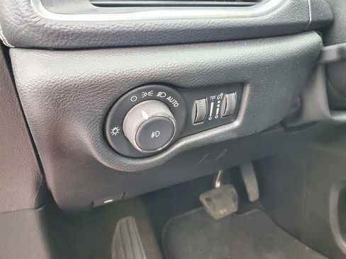 Used 2025 Chrysler Pacifica Limited image 25