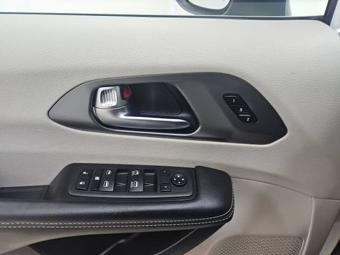 Used 2023 Chrysler Pacifica Touring-L FWD image 28