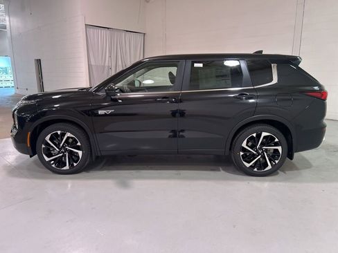 New 2025 Mitsubishi Outlander SE image 4