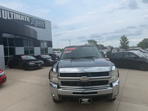 Used 2010 Chevrolet Silverado 2500 LTZ w/ LTZ Plus Package AWD/4WD image 2