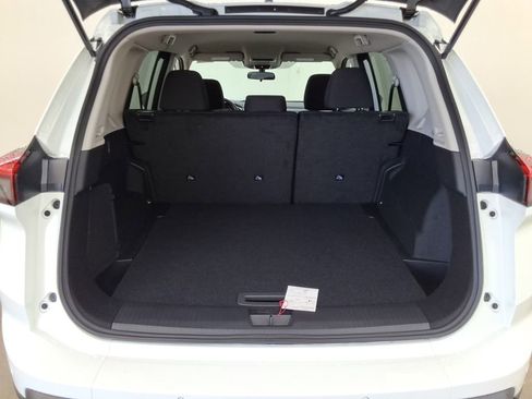 Used 2025 Nissan Rogue S image 17