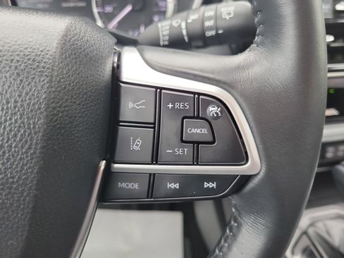 Used 2023 Toyota Highlander XLE image 26