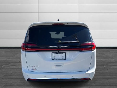 New 2026 Chrysler Pacifica Select image 4