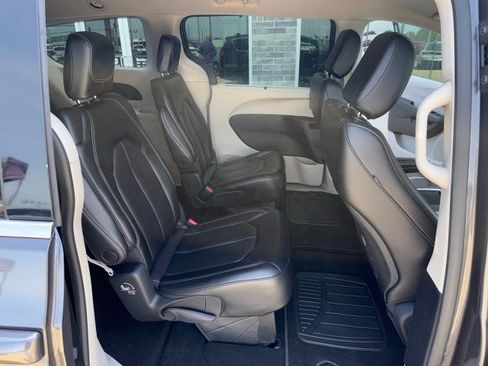 Used 2023 Chrysler Pacifica Touring-L FWD image 14