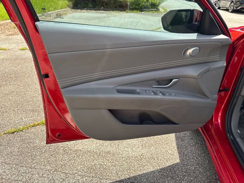 Used 2022 Hyundai Elantra SEL w/ Convenience Package FWD image 10