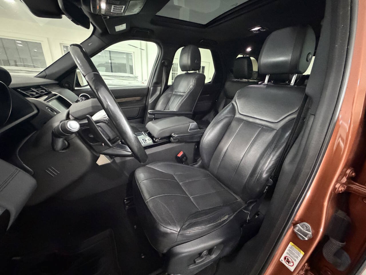 Used 2017 Land Rover Discovery HSE AWD/4WD image 24