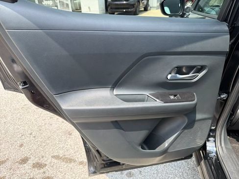 Used 2025 Nissan Kicks SV AWD/4WD image 28