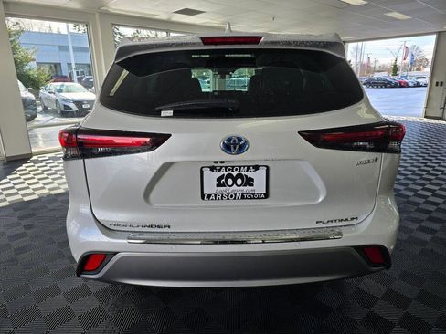 Used 2024 Toyota Highlander Platinum image 4