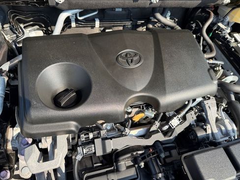 Used 2021 Toyota RAV4 XLE AWD/4WD image 30