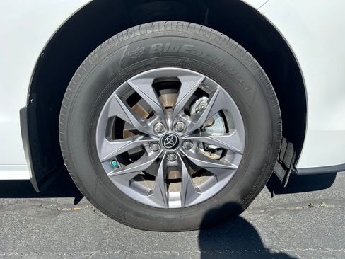 Used 2025 Toyota Sienna LE AWD/4WD image 30