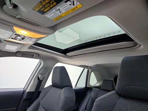 Used 2019 Toyota RAV4 XLE w/ Convenience Package AWD/4WD image 18