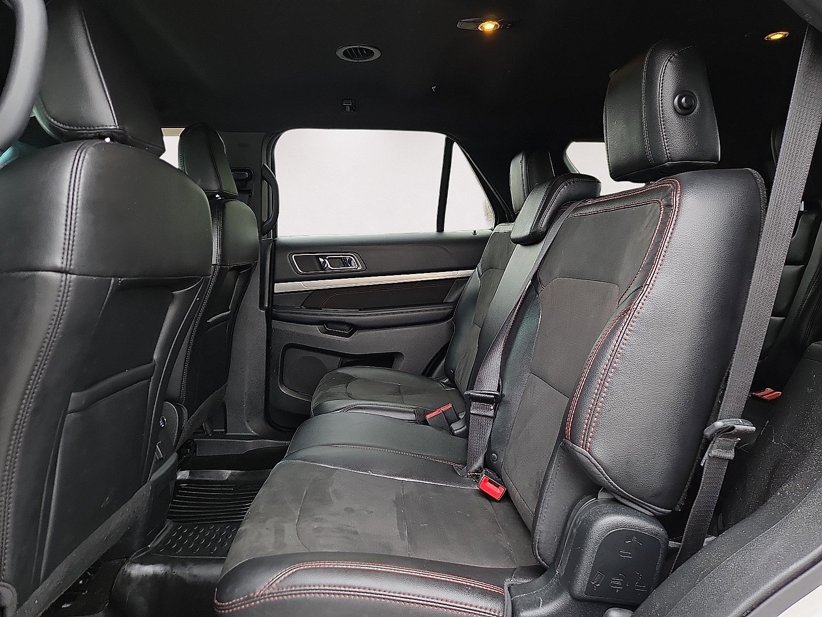 Used 2018 Ford Explorer XLT w/ Equipment Group 202A FWD image 11