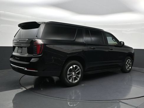 Used 2025 Chevrolet Suburban LT RWD image 5