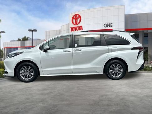 Used 2026 Toyota Sienna XLE FWD image 9