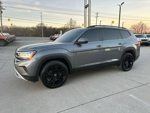 Used 2022 Volkswagen Atlas SE image 2