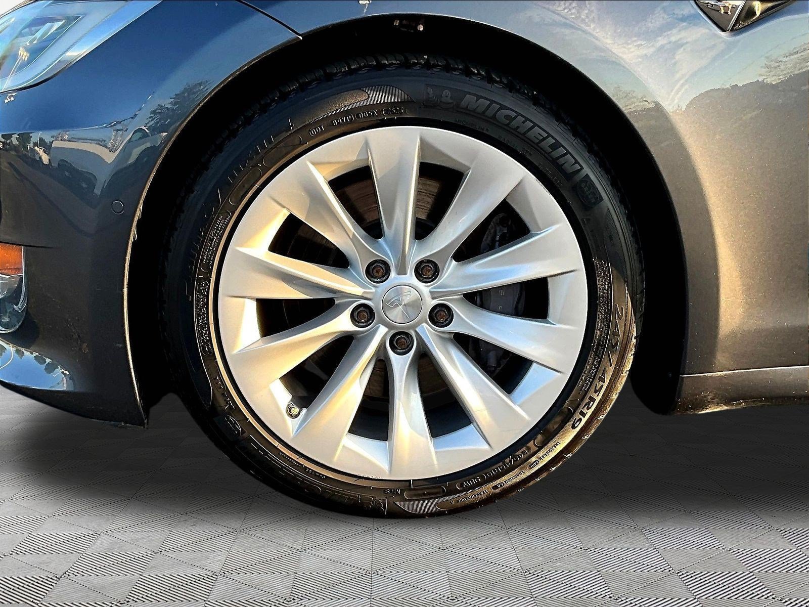 Used 2017 Tesla Model S 60 RWD image 33