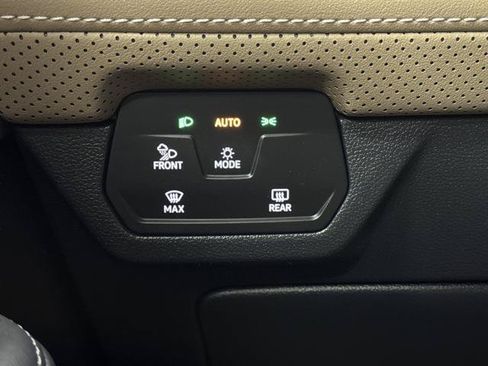 Used 2025 Volkswagen Atlas Cross Sport SE FWD image 22