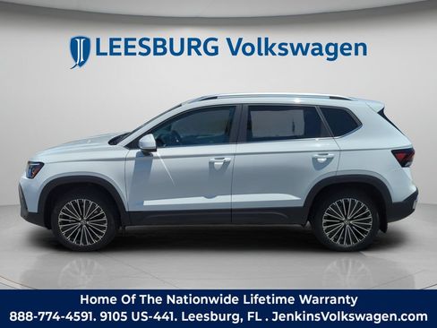 New 2026 Volkswagen Taos SE FWD image 11