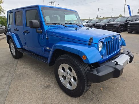 Used 2015 Jeep Wrangler Unlimited Sahara w/ Connectivity Group image 12
