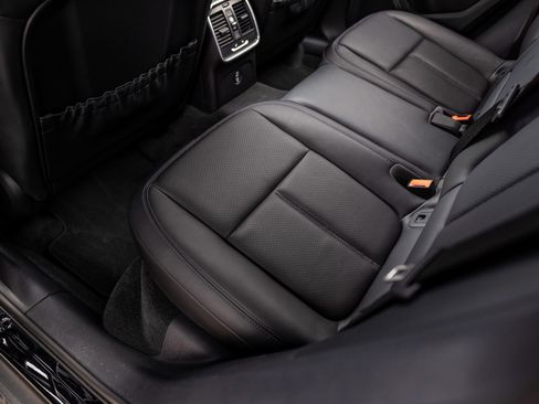 Certified 2023 Porsche Macan AWD/4WD image 45