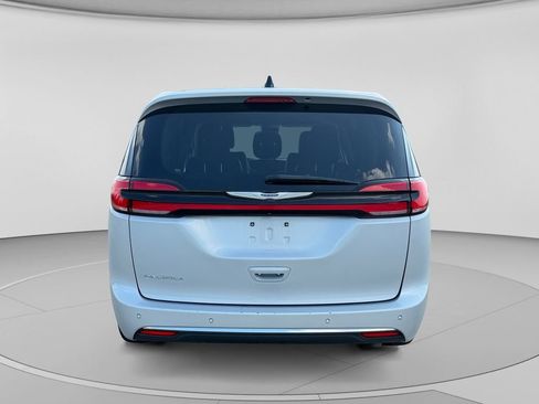 Used 2024 Chrysler Pacifica Touring-L FWD image 4