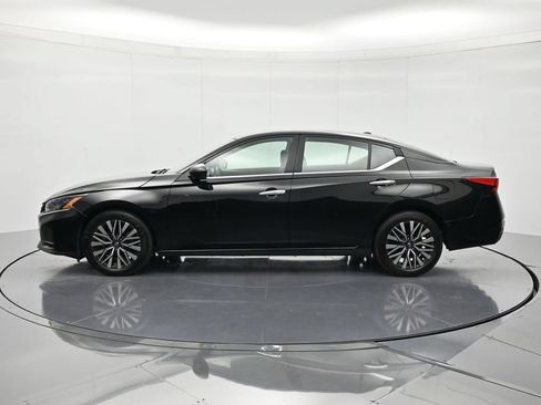 Used 2025 Nissan Altima 2.5 SV FWD image 8