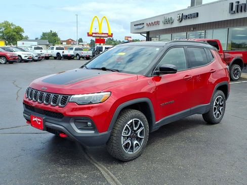 Used 2025 Jeep Compass Trailhawk w/ Trailhawk Elite Group AWD/4WD image 8