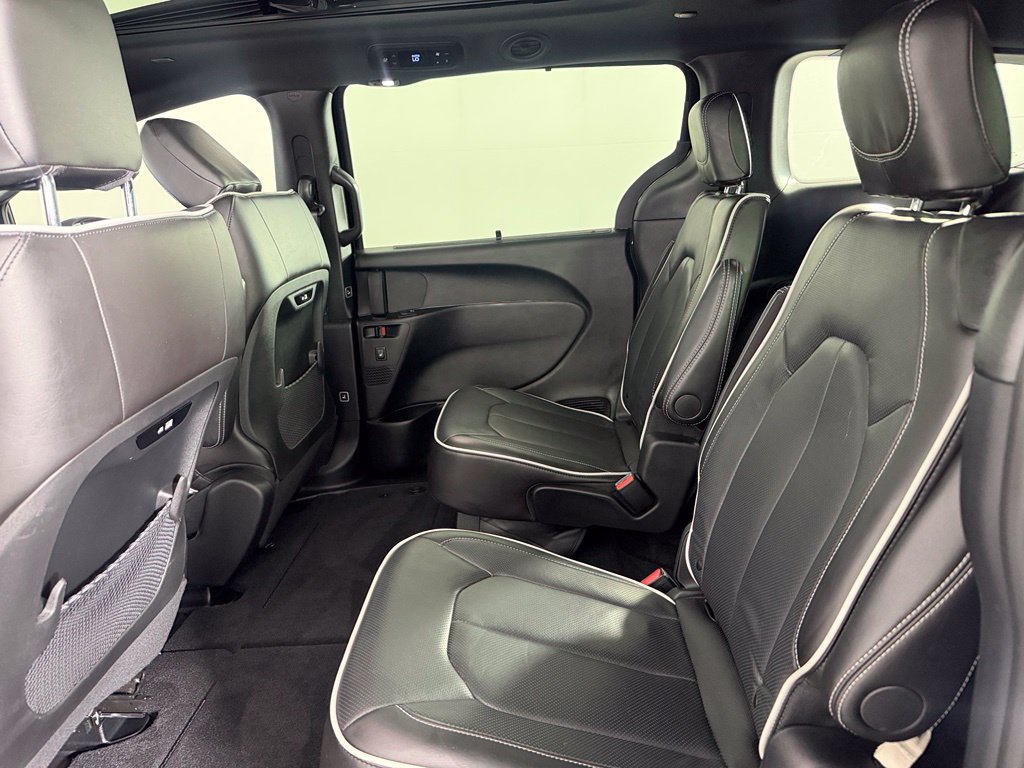 Used 2026 Chrysler Pacifica Limited FWD image 17