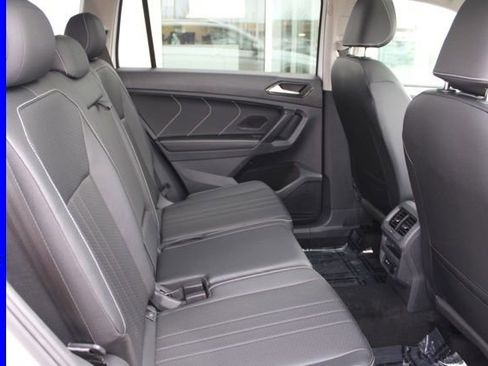 Used 2023 Volkswagen Tiguan SE w/ Panoramic Sunroof Package image 22
