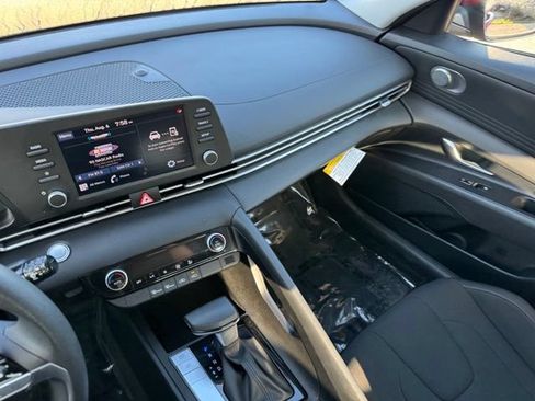 Used 2023 Hyundai Elantra SEL w/ Preferred Accessory Package FWD image 22